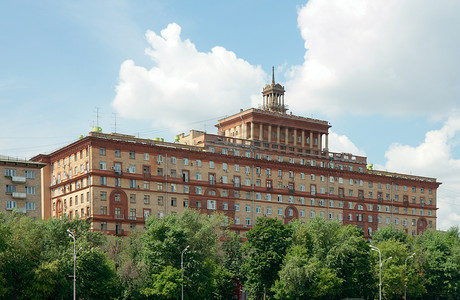 路堤摄影照片_Mosc Kosmodamianskaya 路堤上的 11 层住宅楼