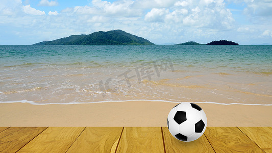 沙滩足球摄影照片_岛屿背景下的沙滩足球