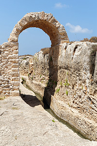 以色列 Nahal Taninim 考古公园的古灌溉沟渠和拱门