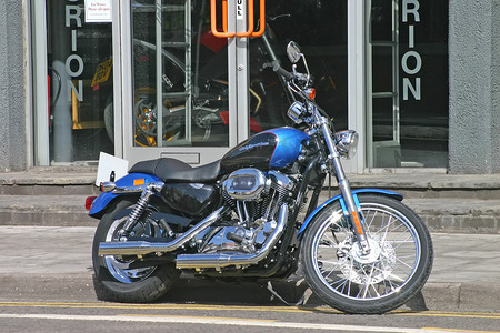 蓝色和黑色哈雷戴维森摩托车