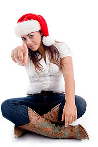圣诞帽服装摄影照片_指着戴着圣诞帽的女人