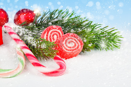 圣诞装饰用拐杖糖，假雪背景
