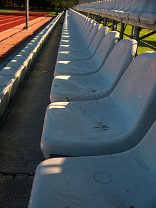 体育场内排列的椅子