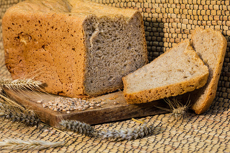 乡村场景中的自制面包与小麦