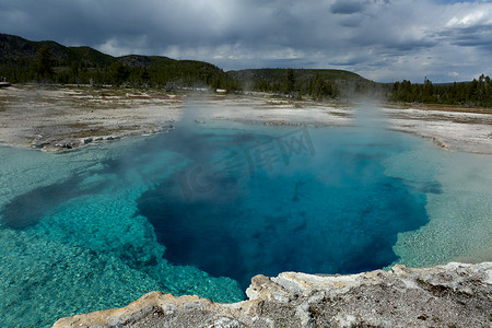 黄石公园后火山喷发的蓝色水池