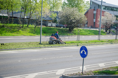 有割草机街道路面的工作者