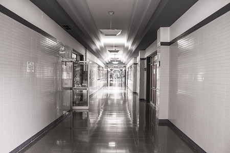 医院外观摄影照片_白色的医院走廊，干净卫​​生的空间