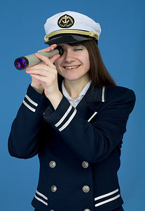 女孩肖像手持望远镜的船长