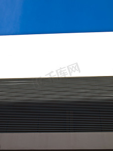 建筑外墙摄影照片_作为背景的建筑外墙和金属垂直翅片