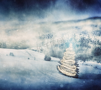 在冬季复古背景上发光的圣诞树
