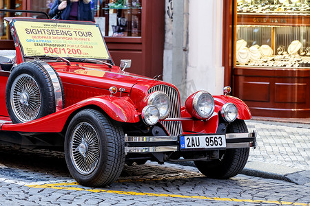著名历史的红色汽车 Praga