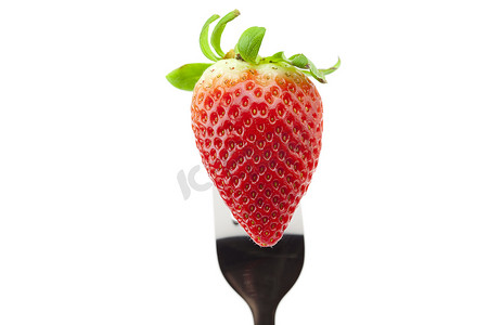草莓叉子白底独立图片