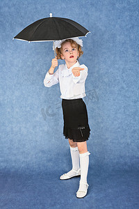 想象中的雨中的女孩拿着伞