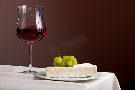 一杯红酒和卡门培尔奶酪配葡萄