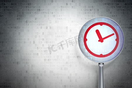 时间箭头轴摄影照片_时间概念：数字背景下带光学玻璃的时钟