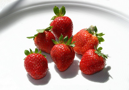 白色盘子里的草莓