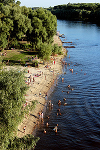 亲子游泳卡通摄影照片_与河滩和游泳人的风景