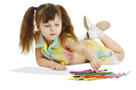 小女孩用蜡笔画画