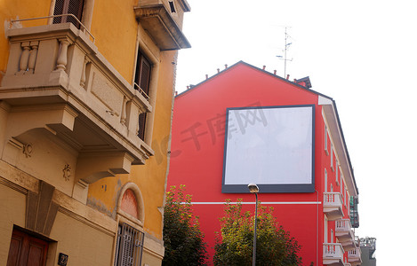 商业房地产海报摄影照片_在一个红色房子的广告牌