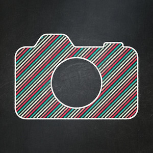 黑板照片背景摄影照片_旅行概念： 黑板背景上的照片相机