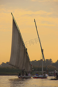 卢克索日落时在尼罗河上航行的三桅帆船