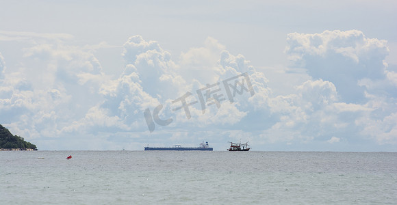 货物海上运输摄影照片_海上船舶运输货物