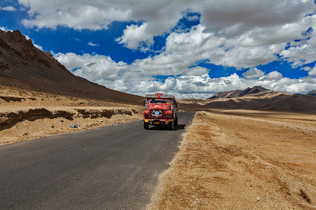 印度喜马拉雅山的 Manali-Leh 路有卡车。