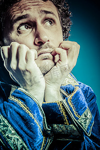 王子皇冠摄影照片_蓝色王子，加冕概念，有趣的幻想图片