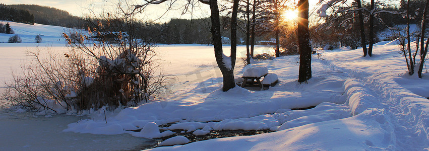 冰池塘摄影照片_景观，冬天，雪，冬天的日落
