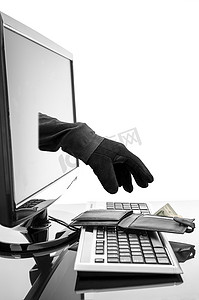 电脑屏幕上的手偷取钱包