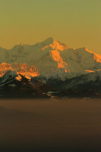 风景图画摄影照片_夕阳下的阿尔卑斯山脉中的勃朗峰