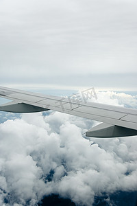 飞机机翼摄影照片_云和飞机机翼