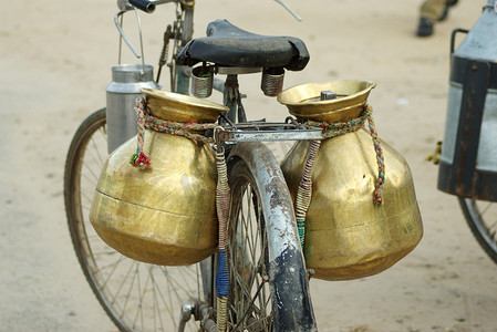 印度亚杰尔市自行车上的铜奶锅