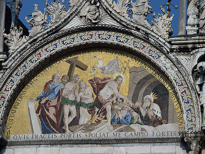 威尼斯圣马可教堂上层立面的马赛克