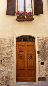 古老的门窗托斯卡纳圣吉米尼亚诺中世纪城镇