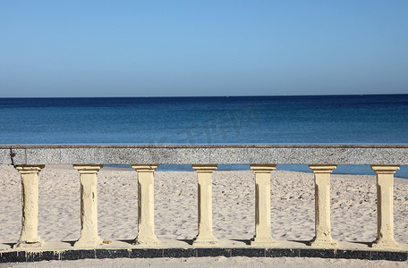 简单海边摄影照片_突尼斯苏塞传统海滨度假胜地的海滨长廊和海滩
