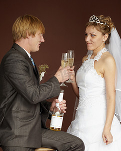 新婚夫妇喝香槟碰杯