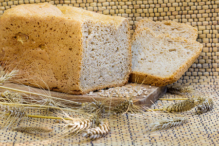 乡村场景中的自制面包与小麦