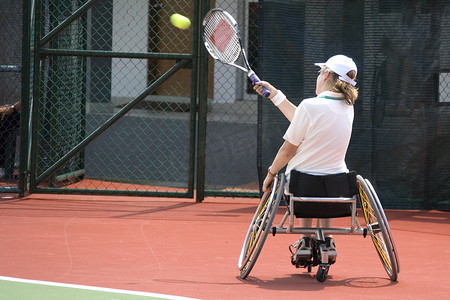 残疾人运动摄影照片_残疾人轮椅网球比赛（女子组）