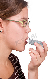 女子使用药物治疗哮喘