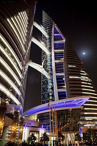 杂志建筑摄影照片_巴林世界贸易中心在晚上，麦纳麦，巴林