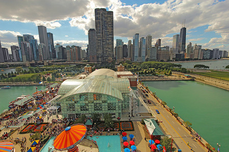 环线线稿摄影照片_芝加哥海军码头和市区全景的航拍照片