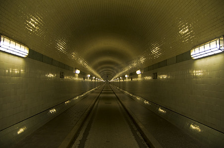 古老的爱尔布特隧道