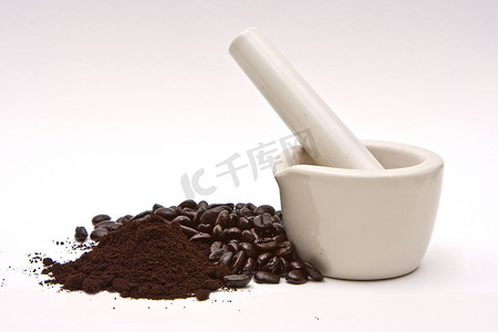 研钵咖啡豆与研磨