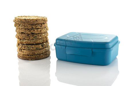 餐盒摄影照片_蓝色餐盒和一堆干酪饼干