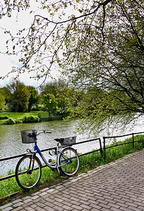 河边的自行车