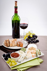 餐盘美食美食摄影照片_奶酪盘配葡萄和葡萄酒晚餐