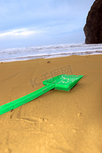 金挖金摄影照片_金色沙滩上的绿锹