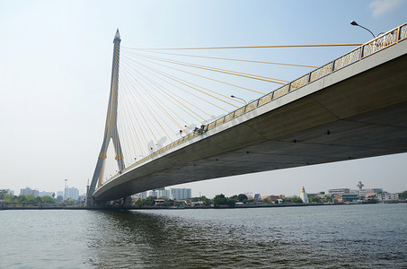 交叉桥摄影照片_泰国曼谷湄南河上的拉玛八世桥。