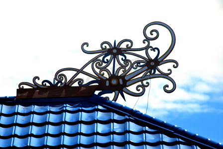 建筑物屋顶上的婆罗洲传统部落雕刻